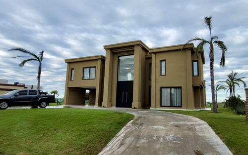Venta De Casa Con Fondo A La Laguna, En Principado Canning