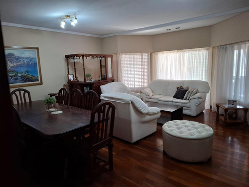 Casa En Venta - 4 Dormitorios 4 Baños - Cochera - 300mts2 - Ituzaingó