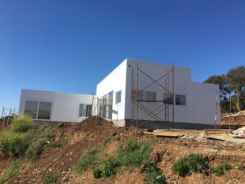 Casa En Venta De 4 Dorm. En Concón
