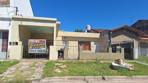 Casa 3 Amb, Quincho, 2 Bñ, Terraza Para Edificar.  Villa Tesei