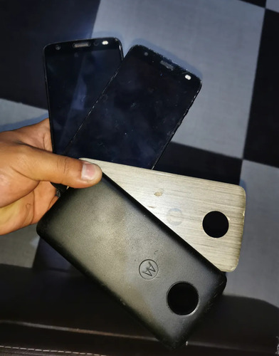 Moto Z4 Detalle En Pantalla 2moto Z2 Force Y Moto Mods Hasselblad Proyector Cámara 360 Bocina Jbl (Usado)