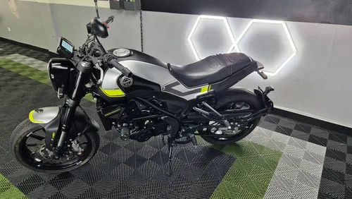 Benelli Leoncino 250cc, Modelo 2023 Color Gris, Único Dueño,