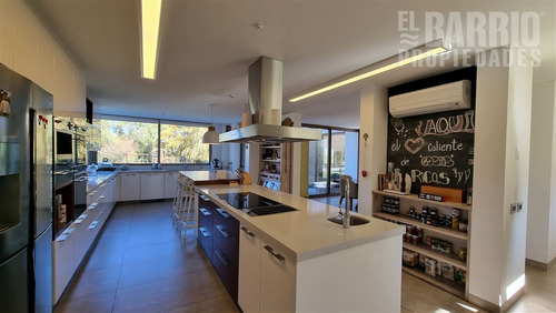 Casa En Venta De 5 Dorm. En Las Brisas