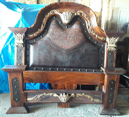 Cama De Parota Tallada Con Piel Y Hierro. Estilo Antiguo.