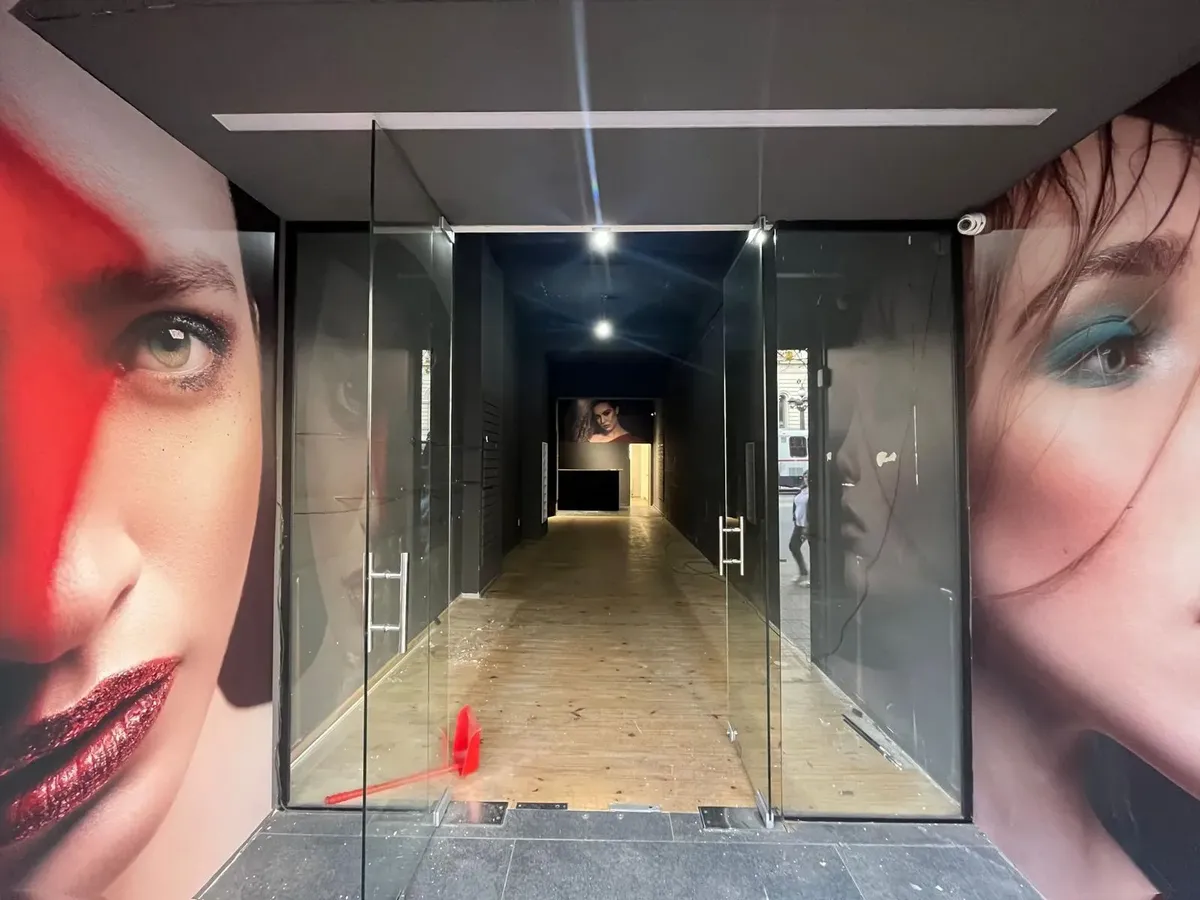 Local, 18 De Julio Frente A La Universidad, 70 M2 De Salón, 4 Mts De Frente, Único !! · Foto 2