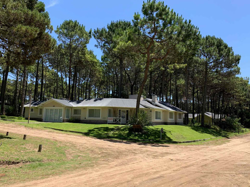 Hermosa Casa Con 4 Dormitorios , 3 Baños Y 1 En Suite