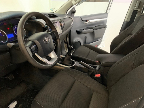 Imagen 8 de 14 de Toyota Hilux 2.8 Tdi Dc Sr Mt 4x4