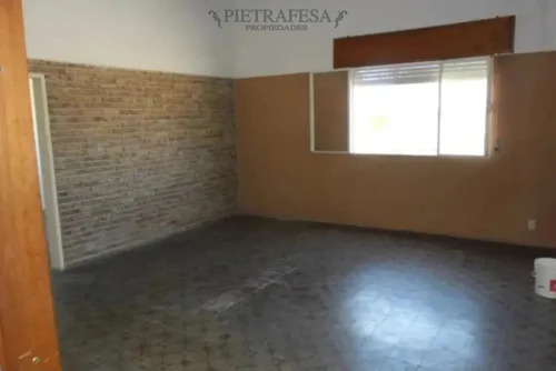 Casa En Alquiler, 3 Dormitorios, 1 Baño, Patio, Cochera. Cerro.