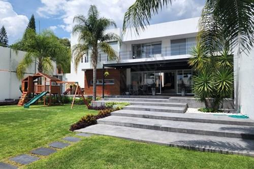 Residencia En Venta En Villas Del Mesón Con Alberca Calle Cerrada!!!!!!