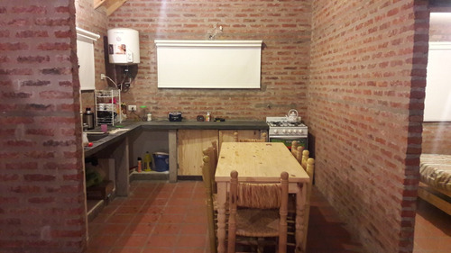 Casa Construida Hace 8 Años Con Solo 2 Temporadas De Uso, Impecable, Con Importante Terreno Libre.