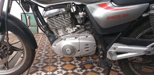 Imagen 2 de 6 de Suzuki En125-2a Gris