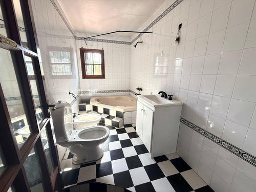 Casa En Venta En Adrogué Con Parque Arbolado