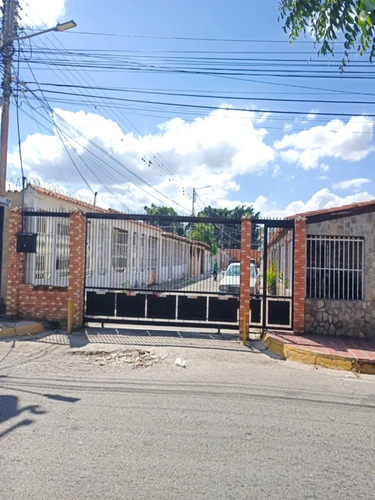 Casa / Venta / Turmero/ Urb. Valle Lindo / 182m² / 3 Hab/ 2 Baños/ 4 Pe/ 4 Maleteros