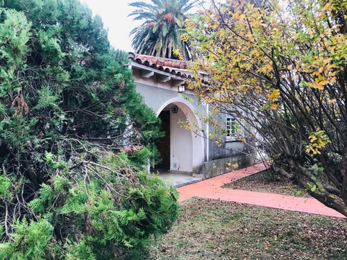Casa Venta A Refaccionar 4 Dormitorios 3 Baños Y Terreno De 4,922 Mts 2-262 Mts 2 Cubiertos - Villa Elvira