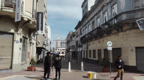 Amplio Local Esquina Proximo Al Mercado Del Puerto