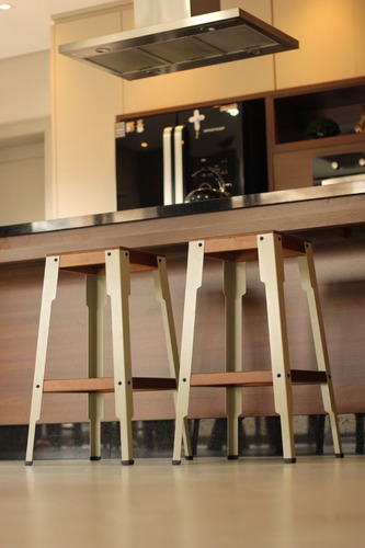 Taburete cuadrado alto, barra de bar industrial, cocina gourmet
