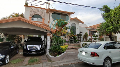 Casa En Venta En Lomas De Cocoyoc Con Acabados De Lujo, Alberca Y Jardín Apta A Créditos