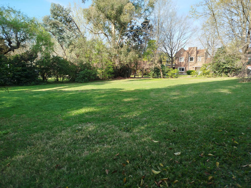 Casa Sobre Golf De Muy Buena Calidad En Excelente Ubicación 2 Lotes