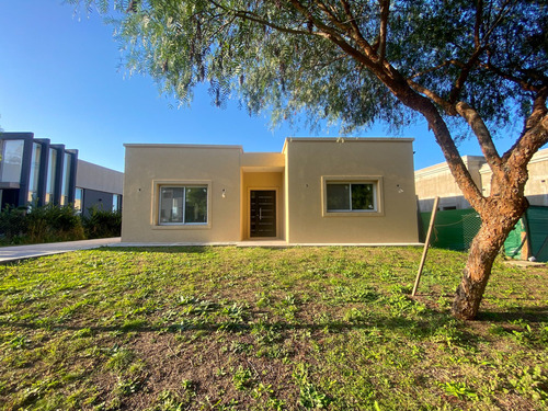 Venta Casa 4 Amb Barrio Santa Elena Pilar Del Este