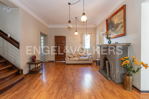Amplia Casa En Barrio Residencial