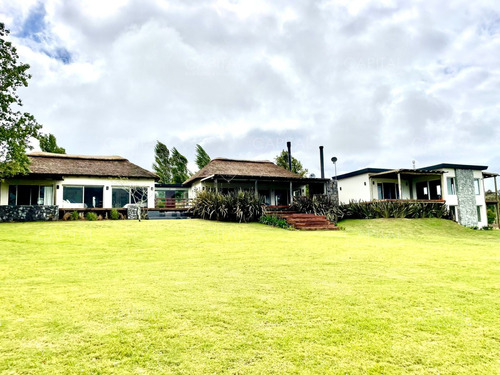 Casa En Alquiler En Pueblo Mio, Manantiales Cuatro Dormitorios