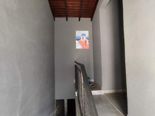 Casa De Cuatro Ambientes, En Venta - Haedo -