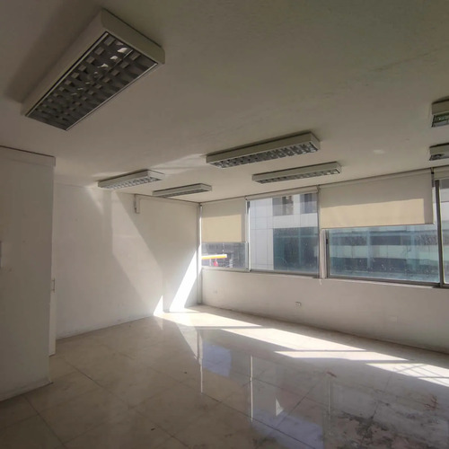 Arriendo Oficina De Planta Libre De 30m2 En Sector Prat
