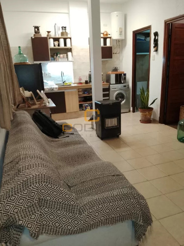 Venta Apartamento Living Comedor Dos Dormitorios Un Baño Cocina Integrada Ciudad Vieja.