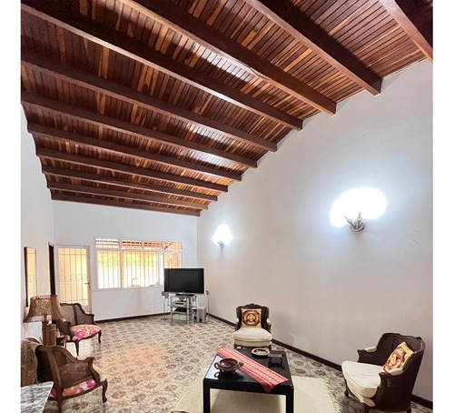Se Vende Espaciosa Casa En Macaracuay - Kn