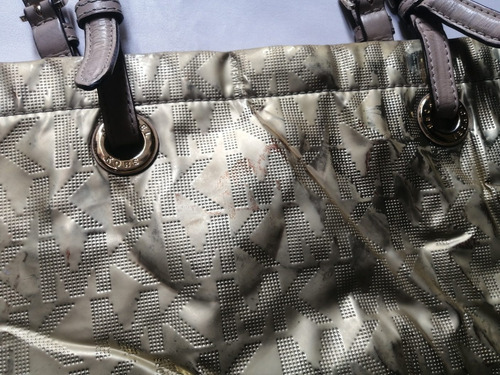 Imagen 5 de 10 de Bolso De Mano M K Dorado Metálico Entre Ahulado