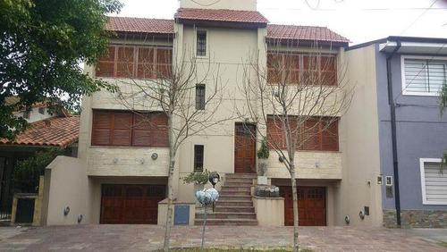 Casa Impecable Dos Garages Fondo Con Parrilla Inmejorable