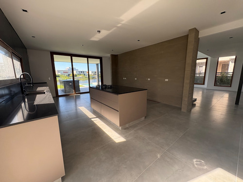 Casa En Tres Plantas Lote Al Agua Virazon