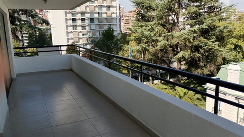 Completamente Remodelado Con Materiales Modernos En El Golf