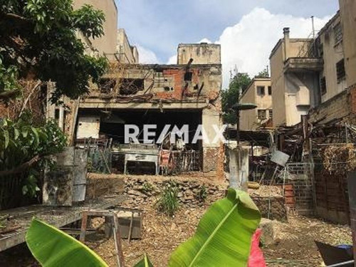 Excelente Terreno Con Bienhehuchía En Plena Av Baralt, A Pie De Calle, Altísimo Flujo. Sm