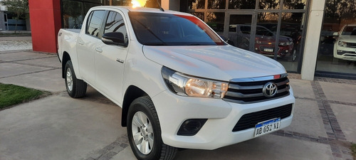 Imagen 2 de 8 de Toyota Hilux 2017 2.8 Cd Sr 177cv 4x4