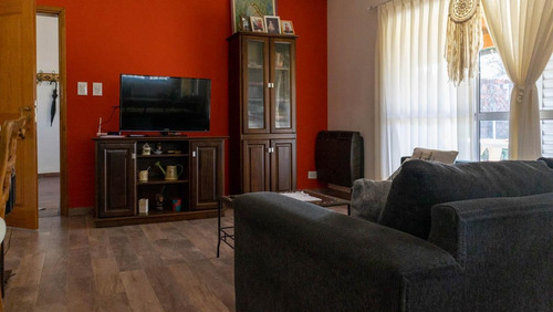 Imagen 6 de 16 de Casa Con Pileta Cerca Del Centro De Lobos A La Venta
