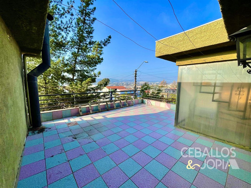 Casa En Venta De 7 Dorm. En Quilpué