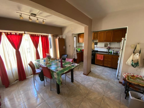 Imagen 8 de 18 de Hermoso Chalet En Zona Comercial