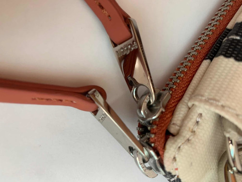 Imagen 4 de 8 de Crossbody Fossil 100 Original Color Azul Marino Y Blanco