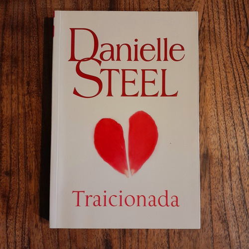 Traicionada. Danielle Steel. Tamaño Grande, Nuevo.