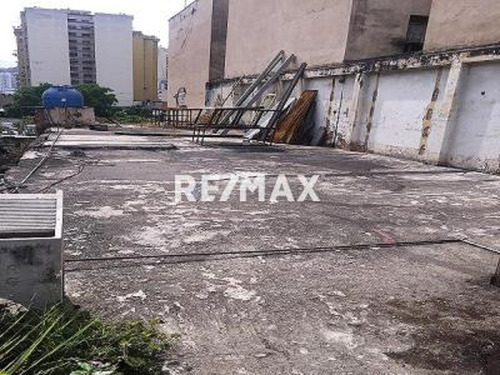 Excelente Terreno Con Bienhehuchía En Plena Av Baralt, A Pie De Calle, Altísimo Flujo. Sm