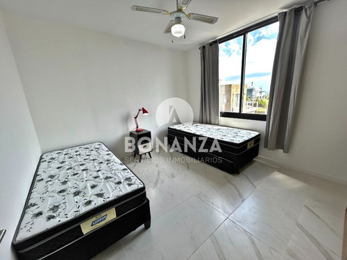 Punta Colorada - Piriápolis. Casa En Venta Con Piscina, 50 Metros De La Playa.