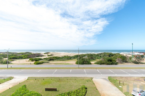 Imagen 12 de 28 de Apartamento De Tres Dormitorios En Suite En Alquiler Con Vista El Mar En Primera Línea Playa Brava