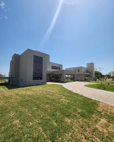Imagen 26 de 30 de La Cascada Country Golf, Casa En Venta, 3 Dormitorios, 3 Baños, Cochera Para 3