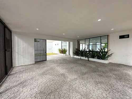 Casa En Venta Con Amplio Terreno Ubicada En San Pedro Cholul, Merida.
