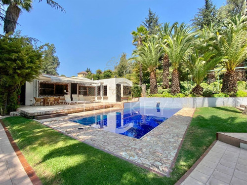 Casa En Venta De 4dorm, 3 Serv, Piscina, Jardin. En Vitacura