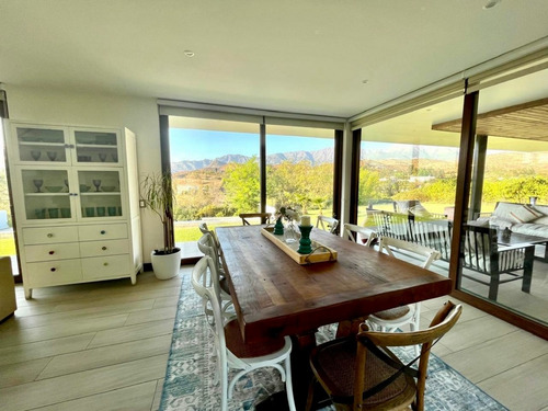 Venta De Espectacular Casa En Hacienda Chacabuco 5 Dorm.