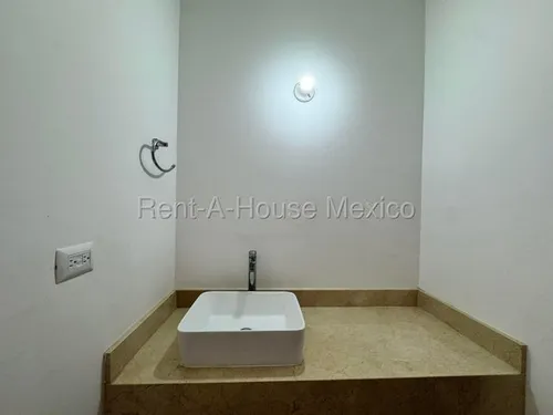 Renta. Casa De 3 Recámaras Con 1 En Planta Baja - Zákia | Rahqro