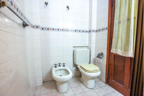 Imagen 20 de 30 de Venta Casa Lote Propio 7 Ambientes En Pompeya