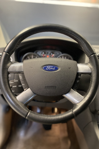 Ford Focus 2.0 Ghia 5p Mt 2010